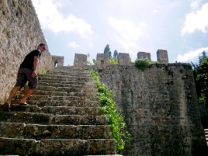 aleo walking up the stone stairs to the castle wall walkway that surrounds the town of Òbidos